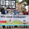 (ewie)   Die Fachgeschäfte in der Ostheimer Innenstadt haben viel zu bieten, und darüber hinaus gibt es noch ein umfangreiches weiteres Angebot von Handel, Handwerk und Dienstleistern im Luftkurort. Am Stadtfest-Wochenende gab es dazu wieder eine kleine Gewerbeschau im Steinig mit allerlei Aktionen. Die teilnehmenden Firmen – Stihl-Dienst Hodermann, Fredi's Autowerkstatt, Versicherungskammer Bayern-Agentur Marco Baumbach, Fliesenfachgeschäft Schlott, Kranken- und Seniorenpflege Herbst, Seat-Autohaus Streit und Autokaufhaus Rhön – hatten mit der „Ostheimer Schatzsuche“ auch ein Gewinnspiel initiiert. Dabei wurden Einkaufsgutscheine im Gesamtwert von 800 Euro verlost, die bei den veranstaltenden Unternehmen eingelöst werden können. Nun waren die Gewinner noch einmal in den Steinig eingeladen, um ihre Preise abzuholen, und es waren auch fast alle erschienen. Über den Hauptpreis, einen Gutschein im Wert von 300 Euro, freute sich Hubert Trapp aus Ostheim. Eva Böhm, Hanni Schlotthauer, Gina Seifert, Heini Klee (alle Ostheim) und Johannes Bohn (Willmars) nahmen 50-Euro-Gutscheine entgegen. Mit ihnen freuten sich die Vertreter der Ostheimer Unternehmen: Karen Hodermann, Fredi Klee, Natascha Schmitt, Marco Baumbach (von links) sowie Armin Weigand, Rudolf Streit und Melanie Herbst-Witzgall (von rechts), die noch einmal den Stadtfestbesuchern für die rege Teilnahme am Gewinnspiel dankten. Immerhin hatten nach den Worten von Fredi Klee mehr als 700 mitgemacht.