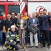 Atemschutzträger Philipp Schroll präsentiert die Wärmebildkamera, die mit einem Zuschuss der Zahnärzte Bettina und Alexander Homberg (Mitte) für die Frickenhäuser Feuerwehr angeschafft wurde. Darüber freuen sich Kommandant Benjamin Karlein (Fünfter von rechts) und Ortssprecher Bernd May (Zweiter von rechts).