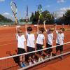 (ng)   Ungeschlagen hat die U-9-Kleinfeld-Mannschaft der TG Höchberg in der Bezirksklasse 1 die Meisterschaft gefeiert. Der Tennisnachwuchs aus der Marktgemeinde gewann souverän alle seine sechs Saisonspiele. Unser Bild zeigt das erfolgreiche TGH-Team: (von links) Oliver Koppitz, Louis Manger, Jakob Wegerich, Emil Steinhauser und Marvin Nixel.