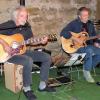 Getreu dem Motto „Weniger ist mehr“ verzichteten Urban Huber-Wölfle und Eberhard Jäckle alias „Goschehobel“ bei ihrem Auftritt in Stockheim auf alles, was vom Kern ihrer Musik ablenken könnte.