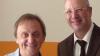 Josef Straka, seit 2010 Lehrer an der Wirtschaftsschule Kitzingen-Ochsenfurt, geht in den Ruhestand. Der ausgebildete Diplom-Physiker und Vater zweier Kinder fand aus seiner tschechischen Heimat den Weg nach Unterfranken, wie die Schule mitteilt. Dort habe er aufgrund seiner Zuverlässigkeit, Freundlichkeit und Bodenständigkeit schnell Fuß gefasst. Straka unterrichtete in den vergangenen sieben Jahren nicht nur am Gymnasium Marktbreit, sondern auch an der Wirtschaftsschule die Fächer Mathematik und Physik. Insbesondere bei Klassenfahrten in seine tschechische Heimat sei er ein begehrter Reisebegleiter gewesen. Frank Delißen (rechts), Leiter des Beruflichen Schulzentrums Kitzingen-Ochsenfurt, bedankte sich bei Josef Straka für dessen Mitarbeit. Foto: Christine Kempf
