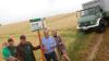 15 Hektar Gerste haben die Landwirte Daniel (links) und Alfons Stenzinger in Waldsachen exklusiv für Brauermeister Ulrich Martin aus Hausen (Zweiter von rechts) angebaut. In der Mälzerei von Susan Schubert (rechts) in Schweinfurt wird sie verarbeitet. Auf dem Arm hält Daniel Stenzinger seinen Sohn Jonas.