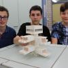 Haben ein futuristisches Haus gebaut: die Junior-Ingenieure Lukas Dellermann, Lenny Fischer und Alexander Dindorf.