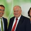 Freuen sich über die Ruhestandsversetzung (von links) AOK-Direktor Horst Keller, Manfred Goldkuhle und Personalratsvorsitzende Manuela Fretschner.