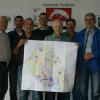 Stießen auf gute Zusammenarbeit und positives Ergebnis an: Die Nordheimer Landwirte (ab zweiter von links) Peter Hohmann, Herbert Riedel, Eugen Hippeli, Tobias Mültner, Wolfgang Pfeffermann, Gerd Ulrich, Willibald Mültner und Ludwig Breunig. Sie haben sich im Rahmen eines freiwilligen Nutzungstauschs rasch geeinigt Dazu gratulierten Joachim Mair, Baudirektor am Amt für Ländliche Entwicklung und Vorsitzender der Teilnehmergemeinschaft (links), sowie Bürgermeister Thomas Fischer (rechts).