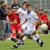 Durchsetzungsvermögen: Julian Henning (links) von den Würzburger Kickers kann trotz der Bedrängnis durch die Hoffenheimer Nick Breitenbücher, (Mitte, verdeckt) und Luka Duric flanken.