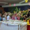 Ansturm auf die beliebte Kindergartenleiterin: Jedes Kind überreichte Ingrid Federlein eine Blume zum Abschied. Am Ende hielt sie einen riesigen Straß in ihren Händen.