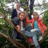 Für die Viertklässler der Grundschule Sendelbach ging es auf ihrer Abschlussfahrt in den Wildpark nach Bad Mergentheim. Mit den Klassenleitern David Esterl und Bernd Ludwig hieß es dabei auch Abschied feiern und ein letztes mal gemeinsam unterwegs zu sein. Denn nach dem Schuljahr endet für die Schüler die Zeit an der Grundschule.   Gemeinsam starteten die Viertklässler ihre Tour im Wildpark und machten ihren ersten Halt am Waldspielplatz, bei dem die Kinder auch auf die Bäume klettern konnten. Danach teilten sich die Schüler in Kleingruppen auf und besuchten ihre jeweiligen Lieblingstiere: Ob im Streichelzoo mit Tierfutter bei handzahmen Schafen und Rindern, der „nach Spinat riechenden“ Fledermaushöhle, bei der die Tiere von der Decke hiengen, oder bei den futternden Waschbären.   Gleichzeitig versuchten sich die Kinder als Tierfotografen, mit den unterschiedlichsten tiereschen Motiven, die der Wildpark ihnen anbot.
