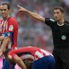 Auf Wiedersehen: Schiedsrichter Benjamin Brand (rechts) schickte Atletico Madrids Kapitän Diego Godin beim Turnier um den Audi-Cup mit der gelb-roten Karte vom Platz.