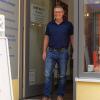 (lies)   Vor einem Jahr hat Optikermeister Jürgen Krug die Passbild- und Porträtfotografie neu in seine Gemündener Filiale aufgenommen. Er hat damit eine Lücke im Dienstleistungsangebot der Dreiflüssestadt geschlossen, nachdem im Jahr zuvor das letzte Fotostudio geschlossen hatte. Somit waren in der Stadt insbesondere keine Passbilder mehr zu bekommen. Krug investierte in eine Fotoanlage. Nach einem Jahr zieht er nun eine positive Bilanz. Der neue Service werde gut angenommen, und die Investition amortisiere sich schneller als gedacht, berichtet Jürgen Krug. Etwa 130 Bildersets fertigen er und seine Mitarbeiter im Monat, an Behördentagen bis zu 20. Was immer mehr nachgefragt werde, seien private Porträt- und professionelle Bewerbungsfotos. Dafür bietet die digitale Fotoanlage laut Kurg eine Vielzahl an Bearbeitungsmöglichkeiten.