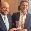 Autor mit Kandidat: Manfred Otzelberger (rechts) kommt am Freitag, 1. September, ab 19 Uhr auf Einladung der SPD-Bundestagsabgeordneten Sabine Dittmar ins Hotel Goger in Augsfeld, um seine Biografie „Der Kandidat“ über Martin Schulz vorzustellen.