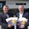 Auf attraktive Angebote in der Stadthalle, wie etwa die Multivisionen, freuen sich vhs-Leiter Kai Uwe Tapken (links) und Michael Feiler, Geschäftsführer der Stadtmarketing GmbH.