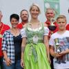 Das vom Schützenverein ausgerichtete Bürgerschießen erfreut sich nach wie vor großer Beliebtheit. Die Bürgerköniginnenwürde holte sich heuer Lena Marx (Bildmitte). Schützenmeister Egon Heinisch gratulierte auch den übrigen Preisträgern (von links), vorne Sonia Krüger (Damen), Gabriel Domke (Jugend) und Sigrid Lutz (Senioren), hinten die siegreiche Mannschaft „RAF 1“ mit Alexander Lung (außerdem Sieger bei den Herren), Holger Höhn, Thomas Weigand und Heiko Engel.