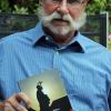 Der Krimi-Autor Uwe-Rainer Röber mit seinem neusten Werk „mea maxima culpa“, einem Würzburg-Krimi.