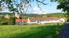 Blick über die Wiese zur Grundschule Fladungen: Auf dieser Wiese an der Gabelung Sankt Gangolfs-Weg (rechts) und Kapellenberg soll ein Parkplatz entstehen.