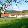 Blick über die Wiese zur Grundschule Fladungen: Auf dieser Wiese an der Gabelung Sankt Gangolfs-Weg (rechts) und Kapellenberg soll ein Parkplatz entstehen.