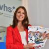 Die Leiterin der VHS Ochsenfurt, Julia Halbleib, mit dem druckfrischen neuen Kursprogramm.