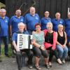 Freude am Forsthaus Sylvan: die Wirtshaussänger „Die blauen Jungs“ spendeten 2000 Euro, die sie bei ihren Auftritten für das Kinderhospiz Sternenzelt gesammelt hatten.