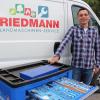 (thal)   Eine Marktlücke in der Region will Landmaschinenmechanikermeister Julian Riedmann schließen. Seit einigen Wochen bietet er einen Landmaschinen-Service für Wartung, Kundendienst und Reparaturen an. Mit seinem voll ausgerüsteten Einsatzfahrzeug kommt praktisch die Werkstatt zum Auftraggeber vor Ort. Repariert werden alle landwirtschaftlichen Maschinen und Geräte aller Marken, vom Kleintraktor bis zum Mähdrescher. Produkte der Firmen New Holland und Kubota bietet Julian Riedmann auch zum Verkauf an. Zu erreichen ist die Firma „Landmaschinen-Service Riedmann“ in Gemünden-Massenbuch 28 (? 01 60/90 16 38 94).