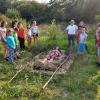 Wie anno dazumal wurden Grabstätten präpariert, die die Kinder bei Kleinlangheim bei einer Ferienpass-Tour besichtigten.
