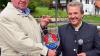 Bürgermeister Peter Schön (rechts) aus Wülfershausen überreicht an Bürgermeister Fridolin Link das Wappen seiner Gemeinde. Die Wülfershäuser standen Pate bei der Ideenfindung für den neuen Dorfweiher.