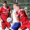 Der Knetzgauer Lucas Wirth (links) wird von Julian Amthor vom SV Sömmersdorf/Obbach bedrängt.
