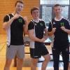 In einem hart umkämpften Spiel bezwangen die Tischtennis-Jungen II (Jahrgang 2002 bis 2005) des Armin-Knab-Gymnasiums Kitzingen das Johann-Sailer-Gymnasium Dillingen mit 5:4 und wurden bayerischer Meister. Nach den Eröffnungsdoppeln in Seubersdorf (Oberpfalz) stand es 1:1. Die folgende Schwächephase der Kitzinger nutzte der Gegner zur 4:1-Führung. Nur ein Punkt fehlte den Schwaben noch zum Sieg. Doch die Schützlinge von Carlo Bank bewiesen Kampfgeist und stellten nach einer furiosen Aufholjagd mit den Siegen von Kilian Hartner, Felix Lenz, und Timothy Pollithy den 4:4-Gleichstand her. So musste das letzte Doppel über Sieg oder Niederlage entscheiden. In der längsten Partie des Spieltages landeten Dominik Kleinschrodt/Mirko Winzenhörlein einen Sieg und sorgten für Jubel bei den Kitzinger Schülern. Lohn der Mühen ist neben dem Titel das Bundesfinale, das Anfang Mai in Berlin stattfinden wird. Die bayerischen Meister (von links): Niklas Vogt, Mirko Winzenhörlein, Dominik Kleinschrodt, Timo Pollithy, Kilian Hartner, Felix Lenz und Timo Philipp. (pm)