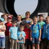 (rnt)   Bei herrlichem Sonnenschein konnten am vergangenen Samstag Kinder aus der Großgemeinde Donnersdorf ihren Ferienspaß im Monsterpark in Rattelsdorf genießen. Mit rund 30 000 Quadratmeter Fläche ist der Monsterpark der größten Sandkasten Deutschlands. Hier kann jeder selbst einmal „Bob der Baumeister“ spielen und ab dem Alter von fünf Jahren von der Minimaschine bis hin zum Monsterbagger alle möglichen Baufahrzeuge selbst fahren. 16 Kinder zwischen 5 und 12 Jahren waren von den Möglichkeiten des Monsterparks begeistert. Die Eltern hatten sich mit ihren Kindern im Park verteilt. Gleich an der ersten Stelle wurde gebaggert: Gold- und Schatzsuche mit den Minibaggern war angesagt. Die Kinder konnten mit verschiedenen Minibaggern arbeiten. Radlader und Raupe durften ebenfalls bewegt werden. Mit Rasenmähertraktoren konnten sie einen Parcours entlangfahren, ebenso mit etlichen verschiedenen Fahrrad-Typen vom Laufrad übers Hochrad bis zum Tandem und sogar mit Dreirädern. Ein Wasserspielplatz war auch für die kleineren Kinder von großem Interesse. Höhepunkt allerdings war die abenteuerliche Fahrt in einem Amphibienfahrzeug. Der Tag endete mit glücklichen und ausgepowerten Kindern, die diesen Ausflug nicht so schnell vergessen werden.