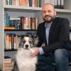Amtstierarzt Dr. Christoph Dumser vom Veterinäramt Bad Neustadt mit dem Bürohund des Amtes, der seiner Kollegin gehört.