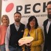 Neu gestylt: Theresia Griebel (Parfümerie Lux), Carina Zinßler (Intercoiffure Straub), die frisch gestylten Gewinner Peter Keidel und Antje Wilk sowie Pecht-Geschäftsführer Bernd Titius.
