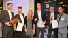 Vorstandsmitglied Oliver Bopp (rechts) übergibt den Marketingpreis an die Gewinner der s.Oliver-Würzburg-Baskets für ihr Projekt „Move It Würzburg“.