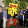 (lke)   Schon von weitem leuchtet einen der bunt bemalte Roboter im Jugendzentrum an. Er wurde von Nick Siegert aus Abfallkunststoff hergestellt, bemalt und ausgestellt. Auch dieser war Bestandteil des Kunstprojektes im Jugendzentrum Kürnach (JUZ) zusammen mit der Kunstwerkstatt Fingerfertig. Bei mehreren Terminen war es an Maren Tscherner mit den Jugendlichen verschiedene Kunstwerke und Exponate zu erarbeiten. „Es war wunderbar zu erleben, welche Kreativität und Schaffenskraft in den Jugendlichen steckt und mein Vertrauen in die Jugend, in die neue Generation, wurde entsprechend verstärkt“, sagt Tscherner in einer Pressemitteilung. Gemeinsam mit dem Jugendzentrum unter der Koordination vom Familienstützpunkt hat die Gemeinde dieses Kunstprojekt ins Leben gerufen. „Mit dem Projekt wollen wir die Besucher des JUZ außerhalb von Smartphone, Facebook und Co. für Kunst aber eben auch für Bewusstseinsbildung und Kreativität begeistern“, betonte Bürgermeister Thomas Eberth. Bei einer Ausstellung im Jugendzentrum im Rahmen des Kulturherbstes wurden die geschaffenen Werke nun einer breiten Öffentlichkeit präsentiert. JUZ-Leiter Oliver Bartula begrüßte neben Bürgermeister und Gemeinderäten vor allem die Künstler um Maren Tscherner. Die Künstler erläuterten ihre Werke und den Entstehungsprozess. Bürgermeister Thomas Eberth und die Mitglieder des Gemeinderates zeigten sich beeindruckt von den verschiedenen Werken und lobten die Künstler. Die Jugendlichen dürfe die Bilder zeitweise im Rathaus ausstellen.