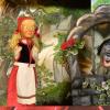 (hr)  In einer Inszenierung für Kinder ab drei Jahren zeigt das Karfunkel-Figurentheater das Märchen Rotkäppchen der Gebrüder Grimm am Dienstag, 3. Oktober, um 16 Uhr im Kolpinghaus, Kolpingstraße 12, in Marktheidenfeld. Die Bühne, die Handpuppen und die gemalten Kulissen beeindrucken laut Mitteilung des Veranstalters das junge Publikum. Das moralische Stück bedient das Kindern zu eigene Gespür für Gerechtigkeit. Es lässt die Kinder zwischen gut und böse unterscheiden und bezieht sie überdies mitunter aktiv ins Geschehen ein. Die Puppenspieler treten während der Vorstellung mehrmals aus der Kulisse heraus und agieren in Kostümen auch als Schauspieler vor der Bühne. Die Vorstellung dauert 50 Minuten. Karten gibt es nur an der Tageskasse (30 Minuten vor Beginn) Eintritt für Kinder: 8 ; für Erwachsene 10 Euro. Info: ? (01 77) 5 20 11 51.