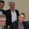 Der Pachtvertrag für die Gastronomie ist unterschrieben: sitzend Helmut Wießner und Heinz Dinges, dahinter Bürgermeister Wolfgang Stein und Uwe Dinges.