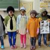 (mhk)   Schon zum zweiten Mal waren Barbara Meyer und Heike Klüpfel vom Landesbund für Vogelschutz zu Gast in der Sendelbacher Grundschule. Dabei lernten die Schüler und Schülerinnen der ersten und zweiten Klassen die acht Vogelarten kennen, die man am häufigsten in der Natur und im Winter am Futterhäuschen beobachten kann: Amsel, Rotkehlchen, Buchfink, Grünfink, Blaumeise, Kohlmeise, Hausspatz und Feldsperling. Damit sich die Kinder die wesentlichen Unterscheidungsmerkmale gut einprägen konnten, durften sie sich als Vögel verkleiden. So erhielt z.B. die Blaumeise ein blaues Käppchen, die Kohlmeise eine schwarze Krawatte und das Rotkehlchen ein rotes Lätzchen. Abschließend wurde das Erlernte in einem Lied vertieft. Die Kinder und ihre Lehrerinnen freuen sich auf den nächsten Besuch der Vogelexpertinnen im November, bei dem dann gemeinsam Vogelfutter hergestellt wird.