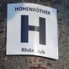 Das schwarze H, die Markierung für den Hohenröther, weist Wanderern den Weg.