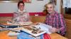 Doris und Bernhard Ullrich aus Hettstadt (Lkr. Würzburg) beherbergen seit 25 Jahren immer wieder italienische Gastschüler. Ihre Gästebücher erinnern sie an die vielen Jugendlichen, die schon bei ihnen gewohnt haben. 