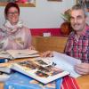 Doris und Bernhard Ullrich aus Hettstadt (Lkr. Würzburg) beherbergen seit 25 Jahren immer wieder italienische Gastschüler. Ihre Gästebücher erinnern sie an die vielen Jugendlichen, die schon bei ihnen gewohnt haben. 