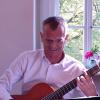 Johannes Conen erzeugte mit Gesang und virtuosem Gitarrenspiel in Schloss Wolzogen eine ganze Palette an Gefühlen.