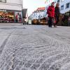 Streifen und Kreis-Muster nach einem Ölunfall und missratener Reinigung vor einem Jahr in der Eichhornstraße. Nach dem aktuellen Ölunfall am Montag am Marktplatz sind die Folgen weitaus weniger gravierend. Thomas Obermeier