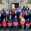 Prominente Vorleser werden von Schülern der Grundschule Stadtmitte herzlich begrüßt.