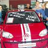 Neues Auto für Familie Schenk: Im Autohaus Braungardt wurde der Stadtfest-Hauptgewinn, ein VW-Up, übergeben. Im Bild (von rechts) Ivonne und Torsten Schenk mit Sohn Jonas, Gerhard Schnupp vom Gewerbeverein, Armin Weigand und Christian Thomas vom Autohaus Braungardt sowie (von links) Peter Schmidt (Fremdenverkehrsverein), Alfred Klee (Fredis Autowerkstadt) und Juliane Seibert vom Tourismusbüro.