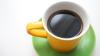 ARCHIV - ILLUSTRATION - Eine gelbe Tasse mit schwarzem Kaffee steht am 20.11.2017 in Kempten (Bayern) auf einem grünen Unterteller (Illustration Jamaika-Koalition).