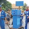 (max)   Beim Sommerkarneval zog ein ein bunter Gaudiwurm durch die Gemeinde. Von zahlreichen Schaulustigen bejubelt, zogen die Narren bis zum Festplatz. Bereits am Vorabend hat der Jugendclub, der den Karneval veranstaltet, 20-jähriges Bestehen gefeiert. Rund 200 Teilnehmer zählten die 14 Gruppen, die von fast 1000 Besuchern bejubelt wurden. Die Verkleidungen hätten vielseitiger nicht sein können. Neben Schlümpfen und Fischen waren die verschiedensten Kostüme zu sehen. Allen voran führten Jasmin I. Und Manuel I., das diesjährige Prinzenpaar, den Umzug an. Eine besondere Freude machte Linus seinen Eltern. Pünktlich zum Sommerkarneval, genau sieben Minuten nach sieben Uhr, kam der Nachwuchs von Mike Nees und Christine Göpfert, einem Gründungsmitglied des Jugendclubs, zur Welt. Bei einem Open-Air-Event mit der Band 8alive auf der Festwiese klang der Sommerkarneval aus. Mehr Bilder finden Sie unter http://rhoengrabfeld.mainpost.deFoto: Stuhl