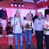 Geheimnis gelüftet: Dank der Charmeoffensive des Vorsitzenden Nico Ziegler (links) hat der OCC ein neues Prinzenpaar. Prinz Matthias der II. Und Prinzessin Verena die I. (Stumpf) regieren ab sofort das Narrenvolk. Glücklicherweise war Prinz Roland der I. rechzeitig aus dem Eis zurückgekehrt, um mit Prinzessin Susanne der II. (Bambach) Zepter und Krone zu übergeben. Rechts kehrt Sitzungspräsident Joachim Markert die Eisstücke weg.