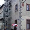Die Gerüste deuten schon an, dass nun die Sanierung des Gebäudes „Hauptstraße 9“ beginnt.