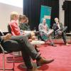 Podiumsdiskussion über das Mit- und Gegeneinander der Generationen im Johann-Schöner-Gymnasium Karlstadt. Von links Paul Kruck, Anna Stolz, Carolin Schulte, Madeleine Hofmann, Janik Havla, Andreas Fella und Viktoria Aull. 