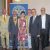 (pm)   Zur Jahresmitte erfolgte jetzt der Wechsel in der Führung und Verantwortung für den Rotary Club Tauberbischofsheim. Bei einem Festakt erinnerte Karlheinz Mechler, Präsident 2011/12, an Aktivitäten und Höhepunkte im vergangenen Jahr und dankte seinem Vorstand und allen Aktiven für ihren Einsatz. So wurde zum Beispiel durch Klaus Kurfess, Hennicke von Zastrow und Michael Hollfelder eine Chronik über die vergangenen 15 Jahre des Clubs erstellt. Michael Hollfelder verabschiedete sich aus dem Freundeskreis wegen seiner beruflichen Veränderung nach Pforzheim. Neuer Präsident und somit Träger der Präsidentenkette ist Hans Stigler. Er stellte die nächste Vorstandschaft vor und dankte den Freunden für ihre Bereitschaft zur Mitarbeit. Sein Präsidentenjahr stelle er unter das Motto: „Gemeinsam handeln, fördern wir Freundschaft und aller Wohl.“ Die Freundschaft im Club soll gemeinsame Unternehmungen wie Clubreisen, Veranstaltungen wie das 9. Open-Air-Kino in Tauberbischofsheim sowie gemeinsame Unternehmungen mit weiteren Clubs ähnlicher Zielsetzung wie Rotaract, Round Table, Lions, Inner Wheel und vor allem mit den rotarischen Nachbarclubs in Wertheim und Bad Mergentheim fördern. International werden die Schulbauförderung in Kenia und andere afrikanische Projekte weitergeführt. Die neue Vorstandschaft von links: Wolfgang Reiner, Hans-Jürgen Reusch, Hans Stigler, Elisabeth Krug, Wolfgang Bau, Karlheinz Mechler, Dr. Armin Stremlau und Manfred Frank.