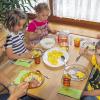 Mahlzeit: Von wegen Kinder mögen weder Fisch noch Salat. Im evangelischen Kindergarten Alemannenstraße in Kitzingen langen die Kleinen gerne kräftig zu, egal was Küchenchefin Christine Denk und ihr Team auf den Tisch bringen. Wichtig ist dabei, dass Essen zubereitet ist und die Zutaten aus der Region und der Speiseplan abwechslungsreich sind.