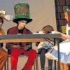 (glü)   Die Realschule lädt alle Theaterbegeisterten zum Stück „Alice im Wunderland“ ein. Seit Januar arbeiten fast 30 Schüler der Schultheatergruppe intensiv daran. Alice begegnet altbekannten Gesichtern, so beispielsweise dem verrückten Hutmacher oder der Herzkönigin. Es tauchen jedoch auch andere, weniger bekannte Figuren auf wie der Weiße Reiter oder der Schildkrötensupperich. Wer sich in diese verrückte Welt entführen lassen will, sollte sich folgende Termine vormerken: Freitag, 13. Juli, und Freitag, 20. Juli, um 19.30 Uhr in der Aula der Realschule. Der Eintritt ist frei. Das Bild zeigt Julia Schwaben, Peter Stegmeier, Christin Brod und Shirly Heyl während einer skurrilen Teaparty.